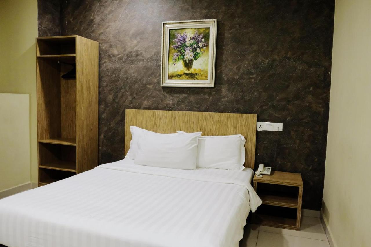 Era Plus Hotel Seri Kembangan Kültér fotó