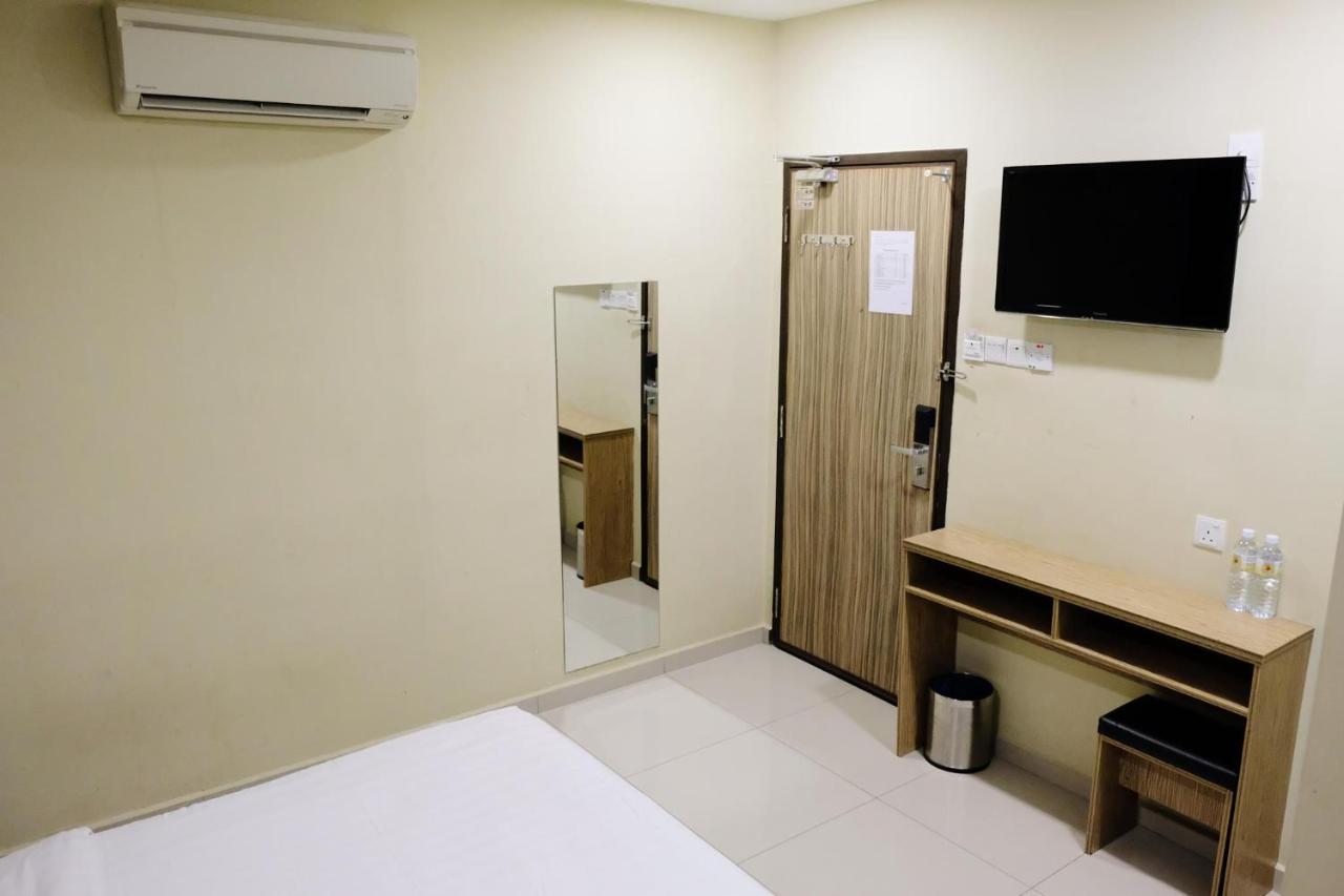Era Plus Hotel Seri Kembangan Kültér fotó